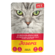 Nahaufnahme eines Katzenkopfes auf einem Futterbeutel mit der Aufschrift "Gulasch vom Rind & Huhn" von Josera, das Rind- und Hühnergeschmack anzeigt. Hergestellt in Deutschland.