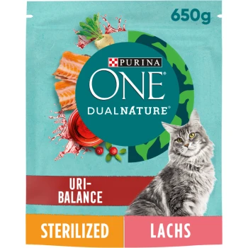 Verpackung von Purina ONE DUALNATURE Katzenfutter mit einer grauen Katze, Lachs und Gemüse, beschriftet mit "URI-BALANCE", "STERILIZED" und "LACHS", 650g.