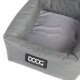 Graues, gestepptes Hundebett mit gestreiftem Innenraum, ausgestattet mit einem schwarzen DOOG-Logoetikett, das "DOG OWNERS OUTDOOR GEAR" liest.