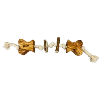 Geflochtenes Hundespielzeug aus Baumwollseil mit zwei knochenförmigen Olivenholzblöcken, zwei kleinen Holzstäbchen und 'OLIVTOY'-Logo