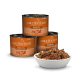 Drei Dosen Catz Finefood Classic Adult Katzenfutter, Rind & Ente mit Cranberries & Äpfeln, mit einer Schüssel Nassfutter.