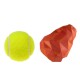 Ein leuchtend gelber Tennisball und ein strukturiertes oranges Hundespielzeug mit der Bezeichnung "RUFFWEAR" auf einem weißen Hintergrund.