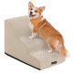 Corgi mit orangefarbenem Halstuch mit der Aufschrift 'Feandrea' steigt eine graue, strukturierte Haustiertreppe neben einem beigefarbenen Sofa hinauf.