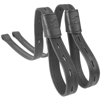 Zwei schwarze Leder-Hundegeschirre mit Nähdetails und einem Logo-Patch, vor einem weißen Hintergrund präsentiert.