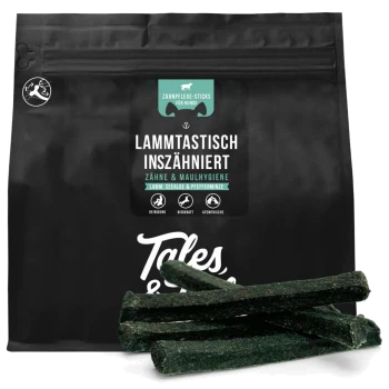 Schwarze Tüte mit Tales & Tails Lamm-Dentalsticks für Hunde mit Lamm, Algen und Pfefferminze, Sticks vorne sichtbar.