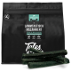 Schwarze Tüte mit Tales & Tails Lamm-Dentalsticks für Hunde mit Lamm, Algen und Pfefferminze, Sticks vorne sichtbar.