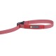 Rote Hundeleine mit reflektierendem Design und schwarzem Schnallenverschluss, mit einem "Ruffwear"-Logo-Patch.