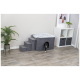 Ein gemütliches graues Katzenbett mit Treppe, das eine weiche Oberseite und einen höhlenartigen Eingang hat, mit einer Katze, die herausblickt. Eine Topfpflanze und ein Aufbewahrungseinheit sind in der Nähe.