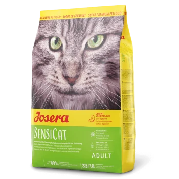 Eine Nahaufnahme des Gesichts einer Katze auf einem gelb-grünen Josera Sensicat-Beutel, beschriftet "Leicht verdaulich" und "Erwachsene," mit "33/18" für Protein und Fett.