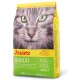 Eine Nahaufnahme des Gesichts einer Katze auf einem gelb-grünen Josera Sensicat-Beutel, beschriftet "Leicht verdaulich" und "Erwachsene," mit "33/18" für Protein und Fett.