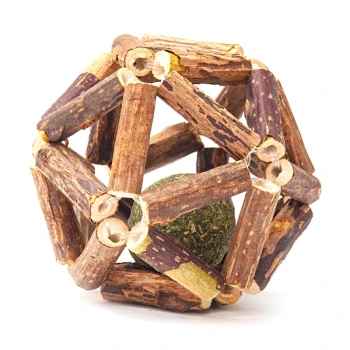 Een houten huisdierenspeelgoed in de vorm van een dodecaëder, gemaakt van kleine takken, met een groene bal erin, ontworpen voor kauwen en spelen.