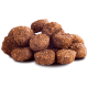 Un tas de morceaux de croquettes pour animaux de compagnie ronds et bruns, présentant une surface texturée, sur un fond blanc.