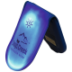 Ein tragbares Licht in Blau und Lila mit einem Berglogo und dem Text "DogsCreek OUTDOOR GEAR", mit einem Sonnenicon über dem Licht.