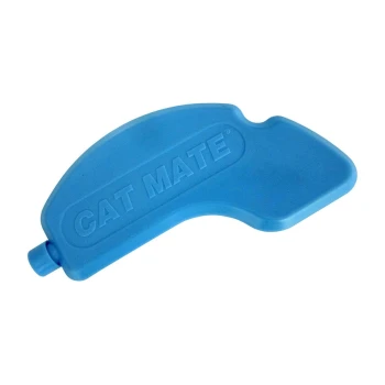 Blaues Kunststoffspielzeug für Katzen mit dem eingeprägten Text "CAT MATE" an der Seite, entworfen für interaktives Spielen.