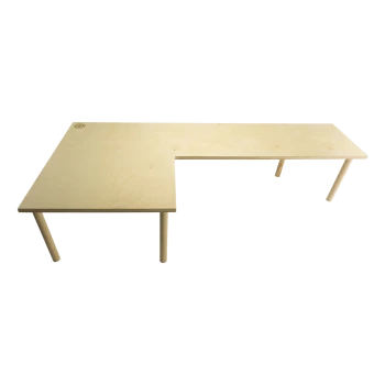 Ein einfacher, moderner Holztisch mit heller Oberfläche, der ein einzigartiges L-Form-Design und vier zylindrische Beine aufweist.