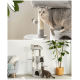 Zwei Katzen spielen auf einem grauen Katzenbaum mit mehreren Ebenen und Kratzpfosten, mit einem hängenden Spielzeug. Eine gemütliche Wohnzimmerumgebung ist sichtbar.