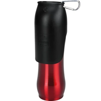 Une bouteille d'eau isolée pour animaux de compagnie rouge et noire avec un clip de mousqueton, présentant un logo qui dit "Dog Creek."