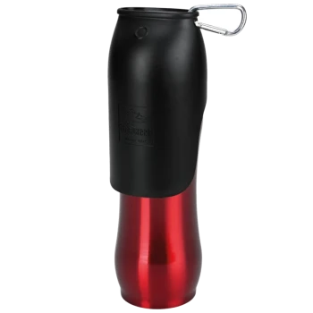 Een rode en zwarte geïsoleerde waterfles voor huisdieren met een karabijnhaak, met een logo dat 'Dog Creek' zegt.
