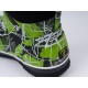 Bunte grüne und schwarze Gummistiefel mit abstrakten weißen Designs, mit einem Logo an der Seite.