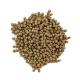 Ein Haufen kleiner, runder Haustierfutterpellets in verschiedenen Brauntönen und Grüntönen, vor einem weißen Hintergrund.
