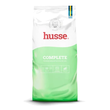 Husse Complete Katzenfutterbeutel, weiße und grüne Verpackung mit rotem Husse-Logo, Aufdruck 'COMPLETE' und Slogan 'Premium ausgewogene Ernährung'