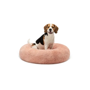 Ein Beagle sitzt bequem auf einem flauschigen, runden, rosa Haustierbett und zeigt seine weiche Textur und das gemütliche Design.