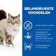 Een pluizige kat met blauwe ogen staat naast een blauw paneel met voordelen: graanvrij, ondersteunt immuniteit en hoogwaardige eiwitten.