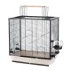 Une grande cage à oiseaux noire et blanche avec un perchoir en bois, plusieurs stations de nourrissage et un intérieur spacieux pour les oiseaux de compagnie.