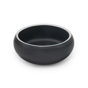 Schwarze Futterschüssel für Haustiere mit einem eleganten Design und einem silbernen Rand, vor einem weißen Hintergrund.