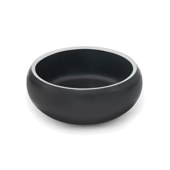Schwarze Futterschüssel für Haustiere mit einem eleganten Design und einem silbernen Rand, vor einem weißen Hintergrund.