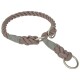 Eine geflochtene Hundeleine in sanften Beige- und Grautönen, mit Metallringen zur Befestigung.