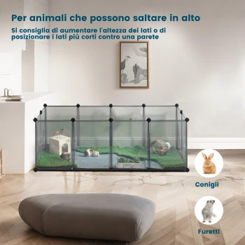 Ein transparenter Tierkäfig mit Gras und einem Holzversteck, in dem Kaninchen und Meerschweinchen wohnen. Der Text schlägt vor, die Höhe für Springer zu erhöhen.