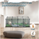 Ein transparenter Tierkäfig mit Gras und einem Holzversteck, in dem Kaninchen und Meerschweinchen wohnen. Der Text schlägt vor, die Höhe für Springer zu erhöhen.