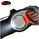 Eine Nahaufnahme einer Hand, die eine Flexi ausziehbare Hundeleine mit eingebautem Taschenlampe hält, mit einem silbernen und schwarzen Design.