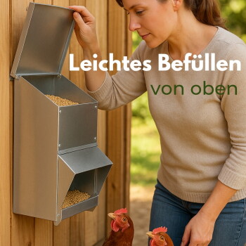 Frau füllt einen wandmontierten Metall-Hühnerfutterspender, während zwei Hennen hochschauen; überlagerter Text 'Leichtes Befüllen von oben'.