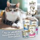 Eine entspannte getigerte Katze liegt in einem sonnigen Raum neben Dosen von "Betty's Landhausküche" Katzenfutter. Text: "Für ein glückliches Katzenleben."