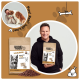 Person hält DOGS'n TIGER 'Waldläufer' Hundefuttersack ('Herzhaftes Wild mit Gemüse'), Haufen Kroketten und Pfoten-/Knochen-Grafiken.