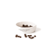 Eine weiße Haustierfutterschüssel mit dem Text "LIEBLINGSNAPF" enthält dunkelbraunes Kibble, mit einigen verstreuten Stückchen darum.