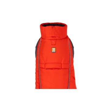 Helle orange Hundejacke mit hohem Kragen, mit einem Ruffwear-Logo auf der Vorderseite und reflektierenden Akzenten für Sichtbarkeit.
