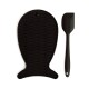 Schwarze Silikon-Hundematte in Fischform, kombiniert mit einem passenden schwarzen Spatel, beide für eine einfache Reinigung konzipiert.