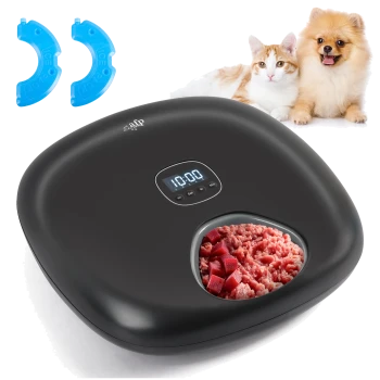 Schwarzer automatischer Futterautomat mit Digitalanzeige '10:00', Napf mit rohem Hackfleisch, zwei blauen Kühlpacks, Katze und Hund.