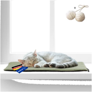 Schlafende weiße Katze auf einer grünen Matte am Fenster, mit den Etiketten „Deutsche Marke“ und „Made in EU“ sowie zwei Seilbällen darüber.