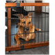 Ein brauner Hund liegt und schaut durch ein Holz- und Metallhaustiergitter in einem modernen Innenraum.