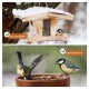 Ein schneebedeckter Holzvogelhaus mit einer Kohlmeise und einem Topf mit Samen, beschriftet mit "Futterhäuser" und "Futterschalen."