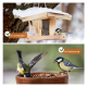 Ein schneebedeckter Holzvogelhaus mit einer Kohlmeise und einem Topf mit Samen, beschriftet mit "Futterhäuser" und "Futterschalen."