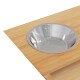 Edelstahl-Haustierfutterschüssel, die in eine Bambusbasis eingesetzt ist, mit einem eleganten Design und glänzendem Innenraum sowie natürlichem Holzfinish.