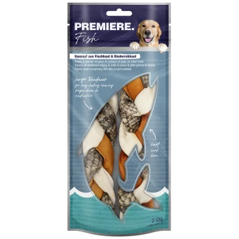 Blaue Tüte mit kaubaren Fischhaut- und Rinderhaut-Hundeleckerlis, mit einem Fischdesign und dem Text: "PREMIERE. Fisch" und "für langanhaltendes Kauen."