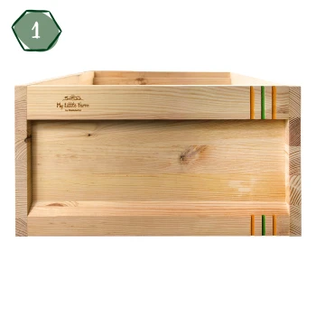 Holzrahmen für ein Haustierbett mit natürlichem Finish, mit dem Logo 'My Little Farm by Miniature' und bunten Akzentstreifen.