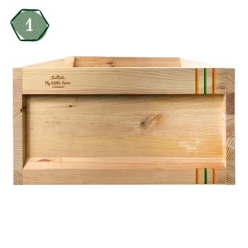 Holzrahmen für ein Haustierbett mit natürlichem Finish, mit dem Logo 'My Little Farm by Miniature' und bunten Akzentstreifen.