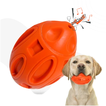 Ein glücklicher Labrador Retriever hält ein oranges, quietschendes Hundespielzeug in Eiform im Mund, mit dem Text 'ZOOM!!!' darüber.